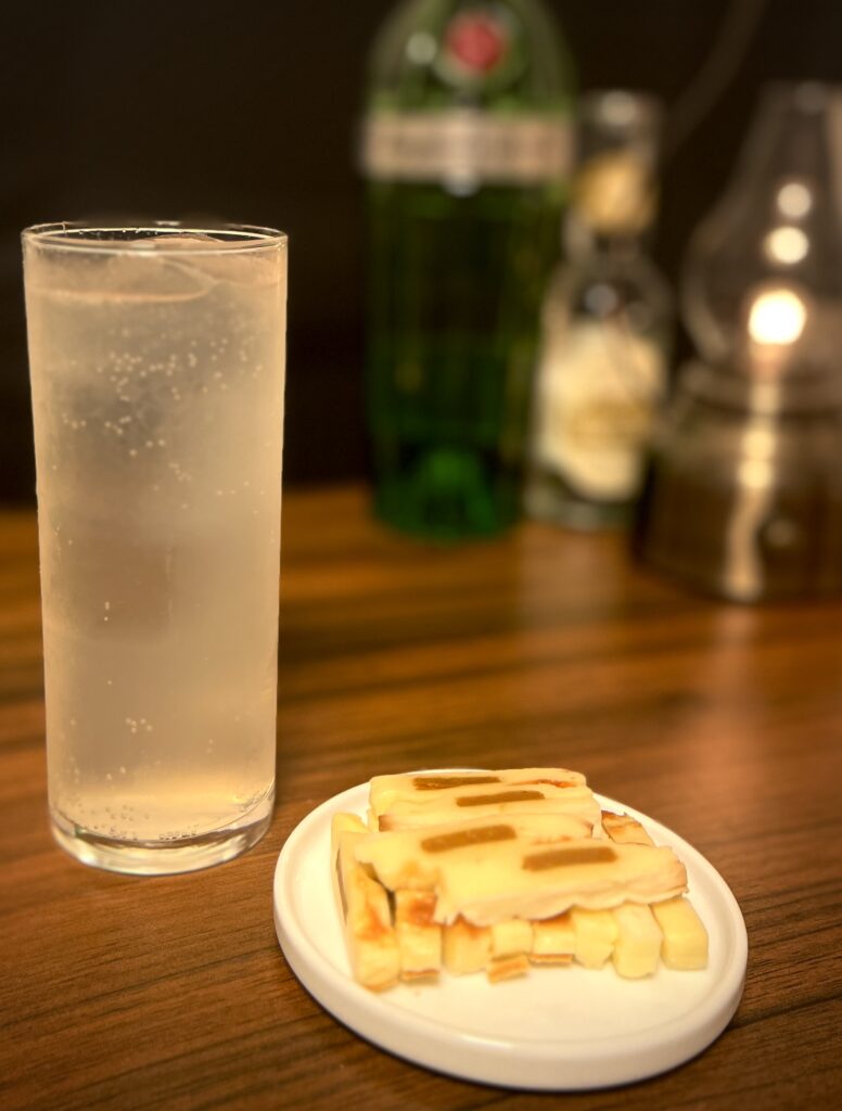 紀伊国屋 焼チーズカレー ジントニック 写真