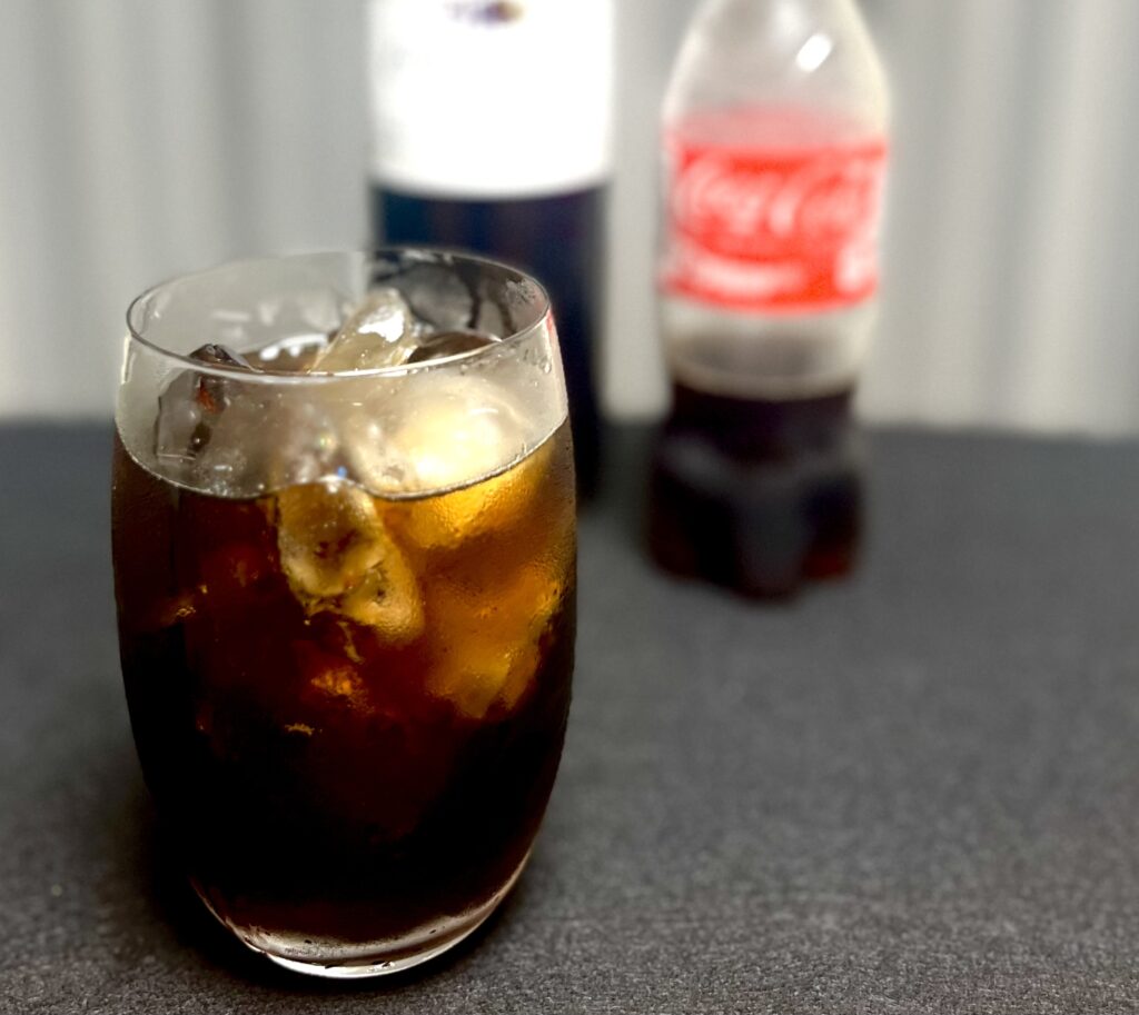 カシスコーラ　カクテルレシピ　写真